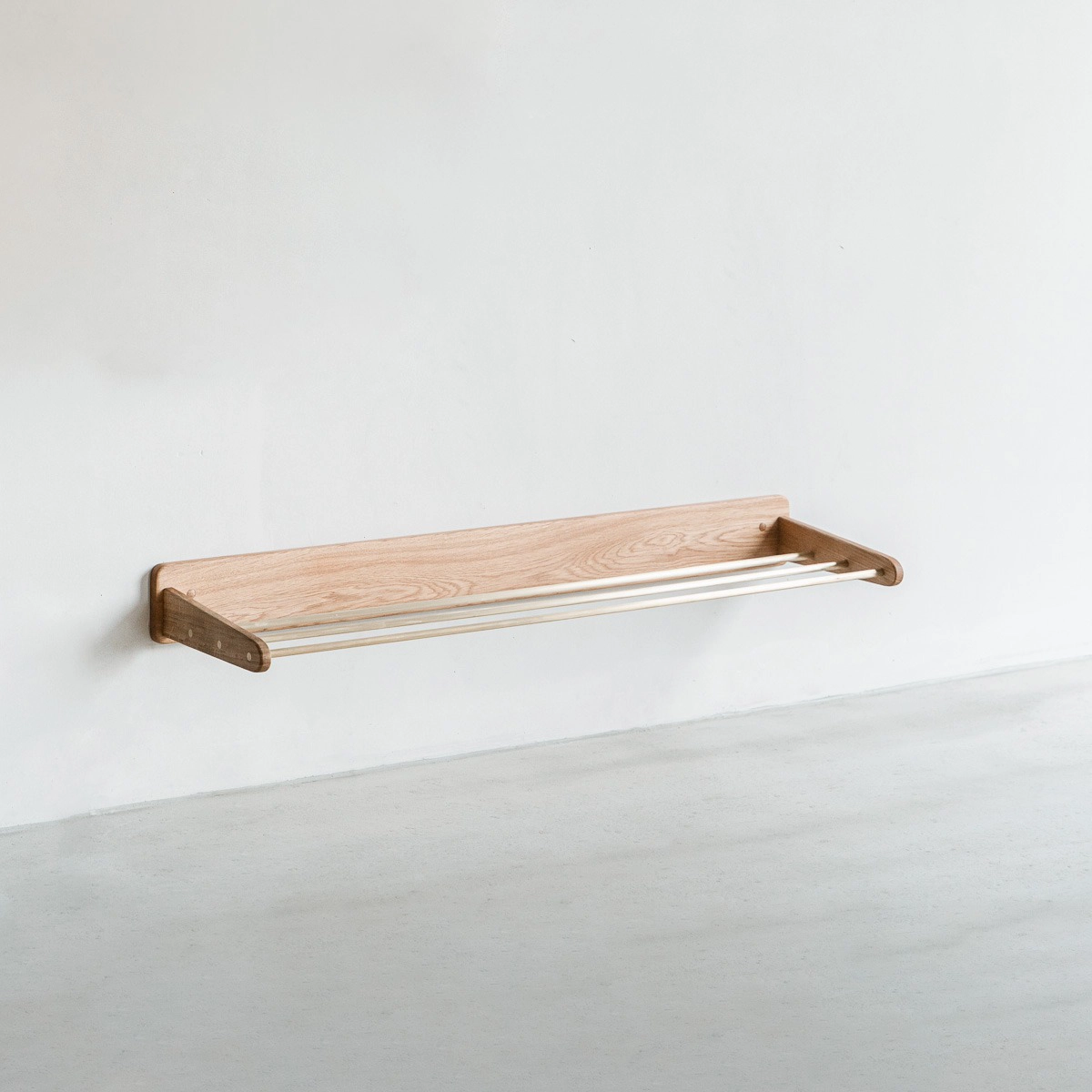 Let og elegant skohylde i varme, naturlige materialer.